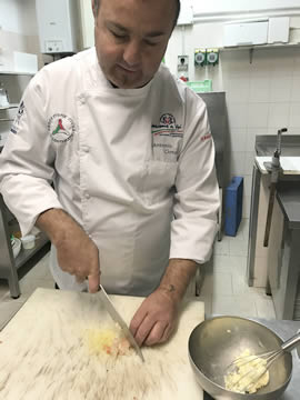 Chef Antonio Ciotola presenta la portata